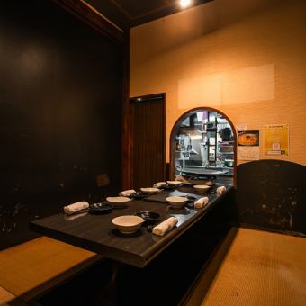 普段はしっかりふさいである個室の間の仕切りを外すと、最大16名様まで同時にお過ごしいただける空間になります。10名様以上の会社宴会なども承れます。