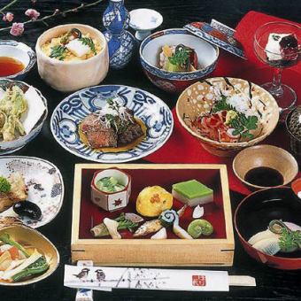 在高品质包间享用时令美食【季节怀石套餐】6,600日元～19,800日元，无服务费