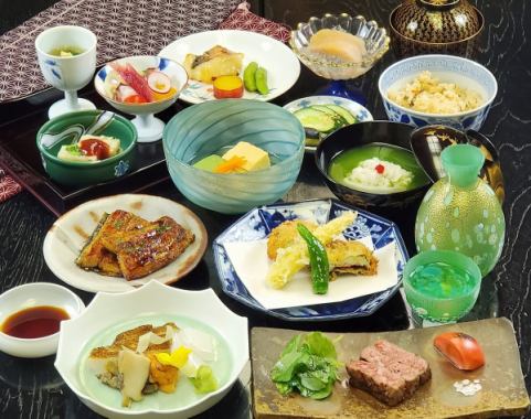 季節の会席料理　7700円～19800円　サービス料無料