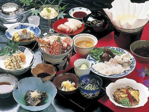 季節の会席料理　7700円～19800円　サービス料無料
