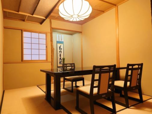 店内は全室個室。非日常の落ち着いた空間で大分の食材、四季折々の厳選食材をご堪能頂けます。和の職人が確かな腕でご提供する日本料理はおもてなしする接待、顔合わせなど家族行事、大切な方とのお食事など幅広い場面でご好評頂いております。ふぐ、関アジ関さば、城下カレイなど生け簀で泳ぐ活魚をどうぞお愉しみ下さい。
