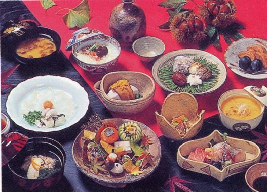 季節の会席料理　7700円～19800円　サービス料無料