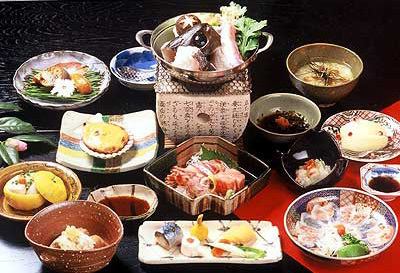 季節の会席料理　7700円～19800円　サービス料無料