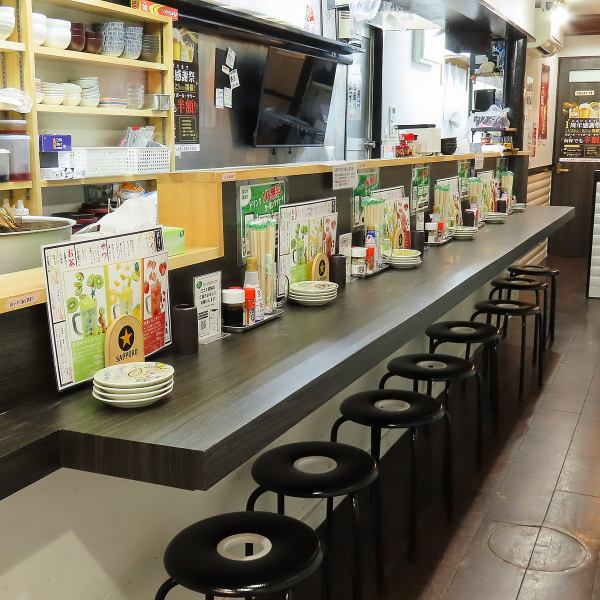 ≪カウンター席≫料理やお酒について気軽に相談できるのも魅力の一つ。お好きなドリンクを片手に、季節のおすすめ料理や特製メニューを堪能しながら、居心地の良い空間でリラックスした時間を◎また、カウンター席ならではの臨場感が、居酒屋の楽しい雰囲気を一層引き立てます。