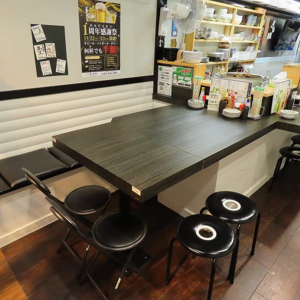 ≪テーブル席≫友人や家族とワイワイ楽しめるテーブル席をご用意しております。旬の食材を使用した絶品メニューや、個性的なドリンクも豊富に取り揃えています。大切な時間を共有しながら、美味しい料理と楽しい会話を楽しむことができる場所です。ぜひ、特別なひとときをここでお過ごしください!