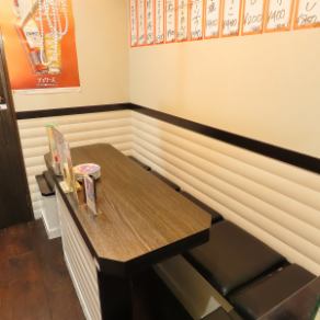 4名様掛けのテーブル席をご用意しております。