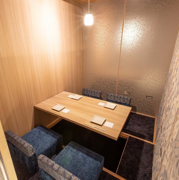 We also have private rooms for small groups of 2 to 4 people.It is a private space with a calm atmosphere, so it is recommended for entertainment, meeting, and drinking parties with friends in Honmachi, Osaka.There is also a private room by the window overlooking the night view♪ Please enjoy creative Kyoto-style cuisine such as tempura and earthenware pots at Jibundoki, an izakaya with private rooms that is a rank above the rest.*The photo is of an affiliated store.