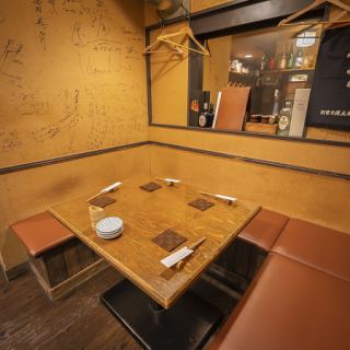 テーブル席:6名様掛け1卓【少人数でゆったりと】6名様掛けのテーブル席を1卓ご用意しています。ご友人との食事や、ご家族での団らんにも最適です。ゆったりとした空間で、自慢の料理を囲みながら、会話をお楽しみください。