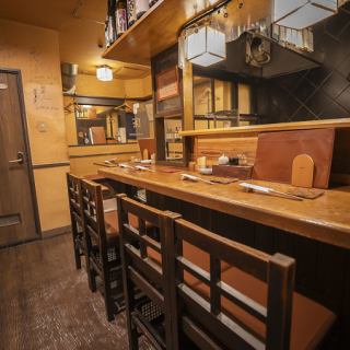 カウンター席:8席【臨場感あふれる特等席】当店ではゆったりカウンター席を8席ご用意しています。目の前で職人の技を見られる臨場感は、まさに特等席。こだわりの焼き鳥や鴨料理をじっくりと味わいたい時におすすめです！