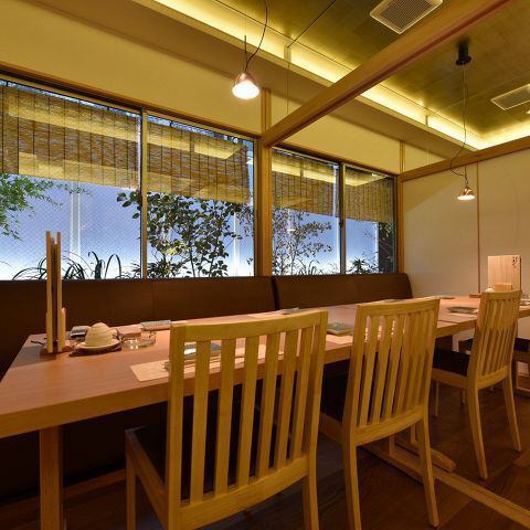 【完全個室完備】店内に入ると隠れ家のような寛ぎの空間が広がります。個室席は2名様から団体様まで幅広く対応!最大70名様までの個室もご用意可能です。お仕事帰りの飲み会、接待や二次会、各種ご宴会をお楽しみください。飲み放題付コースは多様な価格帯でご用意しております◎ただいま飲み会・宴会のご予約受付中!