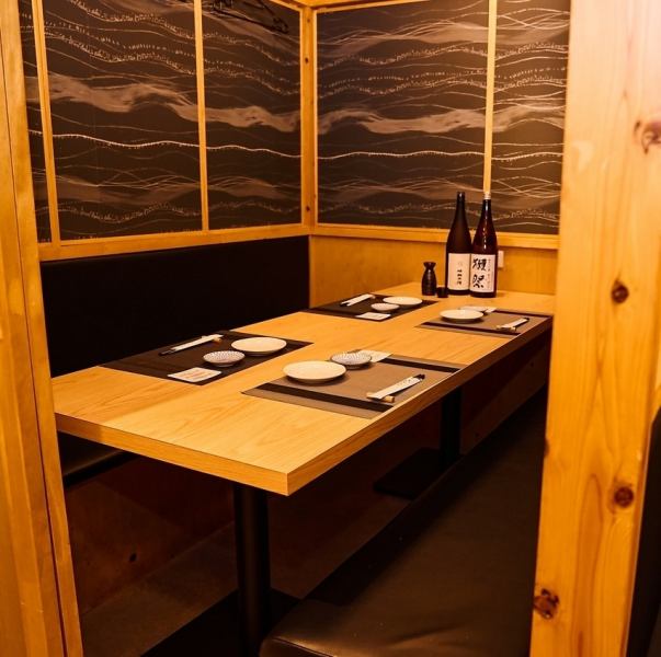 【個室完備】店内に入ると隠れ家のような寛ぎの空間が広がります。個室席は2名様から団体様まで幅広く対応！最大120名様までの個室もご用意可能です。お仕事帰りの飲み会、接待や二次会、各種ご宴会をお楽しみください。飲み放題付コースは多様な価格帯でご用意しております◎ただいま飲み会・宴会のご予約受付中！