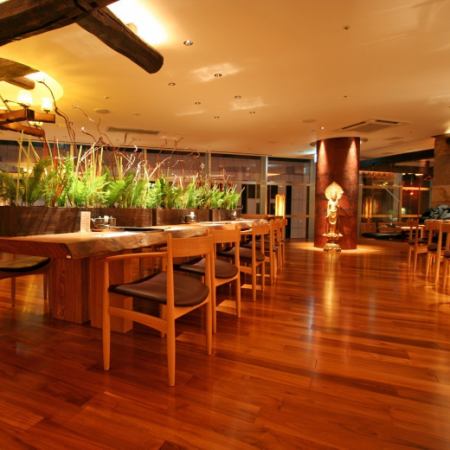 [Seat name: Toya] (chair seat) In the center of the restaurant, there is a large table seating area that can accommodate up to 14 people.You can relax and enjoy the atmosphere of the open kitchen, the lively atmosphere of the restaurant, and the night view in front of Sapporo Station from these seats.