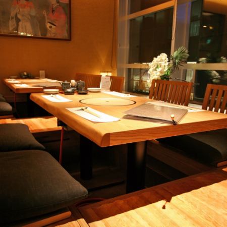 [Seat name: Saroma] (Horigotatsu table) A very popular seat with a view of the night view to the west of Sapporo Station (separated from the next seat only by a blind).Enjoy your meal while taking in the view.