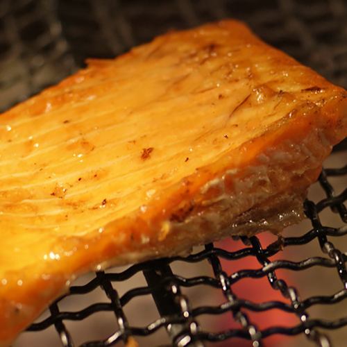[Charcoal-grilled salmon belly]