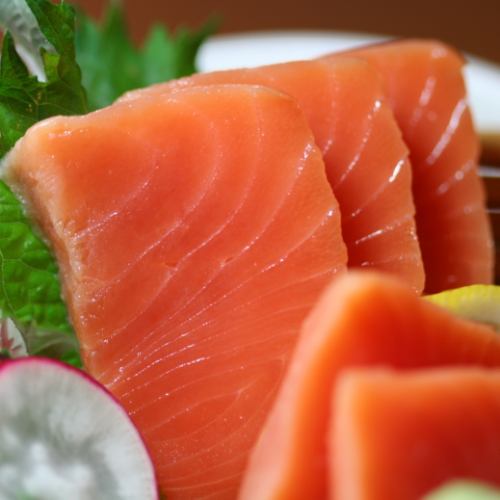 [Salmon sashimi]