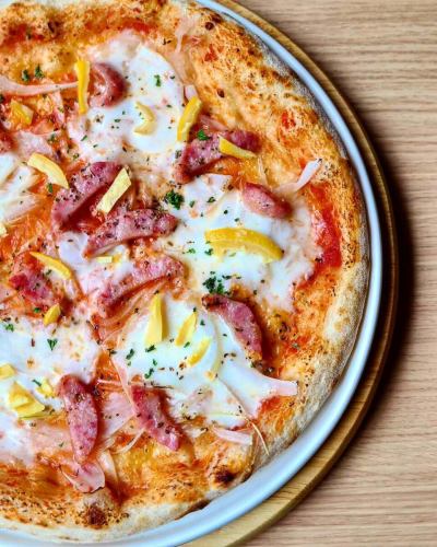 ☆
気まぐれピザ🍕
変わりました😃

"サルシッチャと淡路の新玉ねぎ
　　瀬戸内レモンピール"🧅🍋

ハーブ香るイタリアソーセージ"サルシッチャ"と
甘味際立つ"淡路の新玉ねぎ"
仕上げの瀬戸内レモンの皮が
いいアクセントになって
パンチがあるのに後味サッパリ😋

暑い時期
夏の定番にしたいぐらいの
いいピザ出来ました😆

皆様の御来店お待ちしております🙇

------------------------------
提携駐車場、店舗駐車場はありません
近隣のコインパーキングを
御利用ください🅿️

御予約、オードブル、ランチ会、貸切
各種お問い合わせ
プロフィールリンクより
DM、お電話で遠慮なくどうぞ😊
@dining.coco 
--------‐‐-------------------

#気まぐれピザ
#サルシッチャ
#瀬戸内レモン

#兵庫県
#加古川
#加古川ランチ　 #加古川ディナー
#加古川女子会 　#加古川飲み会
#加古川ランチ会　#加古川貸切
#加古川駅　#加古川昼飲み
#加古川イタリアン
#加古川ピザ 
#加古川パスタ
#加古川生パスタ
#淡路麺業
#加古川ピッツェリア
#加古川チーズフォンデュ
#加古川デザートプレート
#加古川サプライズ
#加古川隠れ家
#加古川贅沢ランチ 
#CoCo
#ピッツェリアココ