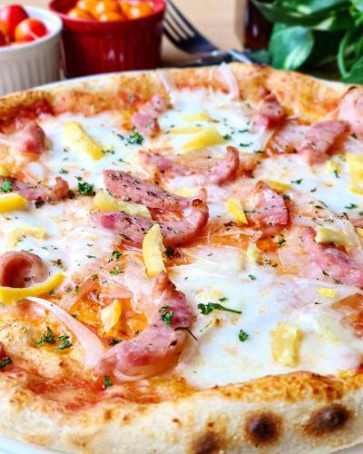 ☆
気まぐれピザ🍕
変わりました😃

"サルシッチャと淡路の新玉ねぎ
　　瀬戸内レモンピール"🧅🍋

ハーブ香るイタリアソーセージ"サルシッチャ"と
甘味際立つ"淡路の新玉ねぎ"
仕上げの瀬戸内レモンの皮が
いいアクセントになって
パンチがあるのに後味サッパリ😋

暑い時期
夏の定番にしたいぐらいの
いいピザ出来ました😆

皆様の御来店お待ちしております🙇

------------------------------
提携駐車場、店舗駐車場はありません
近隣のコインパーキングを
御利用ください🅿️

御予約、オードブル、ランチ会、貸切
各種お問い合わせ
プロフィールリンクより
DM、お電話で遠慮なくどうぞ😊
@dining.coco 
--------‐‐-------------------

#気まぐれピザ
#サルシッチャ
#瀬戸内レモン

#兵庫県
#加古川
#加古川ランチ　 #加古川ディナー
#加古川女子会 　#加古川飲み会
#加古川ランチ会　#加古川貸切
#加古川駅　#加古川昼飲み
#加古川イタリアン
#加古川ピザ 
#加古川パスタ
#加古川生パスタ
#淡路麺業
#加古川ピッツェリア
#加古川チーズフォンデュ
#加古川デザートプレート
#加古川サプライズ
#加古川隠れ家
#加古川贅沢ランチ 
#CoCo
#ピッツェリアココ