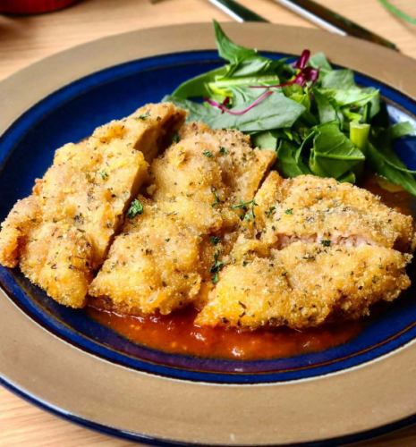 ☆
ディナーのオススメ🌃🍴
"但馬鶏の香草パン粉揚げ"🇮🇹

地産地消👨‍🍳

臭みが少なく、しっかりした歯ごたえが特徴の
"但馬鶏"を
グラナパダーノチーズ、パセリ、バジル
などを合わせたパン粉をつけ
揚げました😋

自家製トマトソースでどうぞ👌

皆様の御来店お待ちしております🙇

------------------------------
提携駐車場、店舗駐車場はありません
近隣のコインパーキングを
御利用ください🅿️

御予約、オードブル、ランチ会、貸切
各種お問い合わせ
プロフィールリンクより
DM、お電話で遠慮なくどうぞ😊
@dining.coco 
--------‐‐-------------------

#ディナーのオススメ
#香草パン粉揚げ

#兵庫県
#加古川
#加古川ランチ　 #加古川ディナー
#加古川女子会 　#加古川飲み会
#加古川ランチ会　#加古川貸切
#加古川駅　#加古川昼飲み
#加古川イタリアン
#加古川ピザ 
#加古川パスタ
#加古川生パスタ
#淡路麺業
#加古川ピッツェリア
#加古川チーズフォンデュ
#加古川デザートプレート
#加古川サプライズ
#加古川隠れ家
#加古川贅沢ランチ 
#CoCo
#ピッツェリアココ