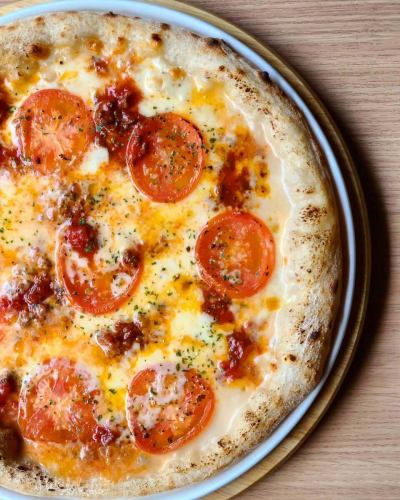 ☆
新ディナーピザ🍕
"ラザーニャ"🇮🇹

以前気まぐれピザで
人気のあったメニュー👌

ホワイトソースをベースに
国産牛のミートラグーと
トマトをトッピング😋

たっぷりチーズも相まって
ラザニア風の仕上がりになってます🙆

皆様の御来店お待ちしております🙇

------------------------------
提携駐車場、店舗駐車場はありません
近隣のコインパーキングを
御利用ください🅿️

御予約、オードブル、ランチ会、貸切
各種お問い合わせ
プロフィールリンクより
DM、お電話で遠慮なくどうぞ😊
@dining.coco 
--------‐‐-------------------

#ディナーのオススメ
#ラザーニャ

#兵庫県
#加古川
#加古川ランチ　 #加古川ディナー
#加古川女子会 　#加古川飲み会
#加古川ランチ会　#加古川貸切
#加古川駅　#加古川昼飲み
#加古川イタリアン
#加古川ピザ 
#加古川パスタ
#加古川生パスタ
#淡路麺業
#加古川ピッツェリア
#加古川チーズフォンデュ
#加古川デザートプレート
#加古川サプライズ
#加古川隠れ家
#加古川贅沢ランチ 
#CoCo
#ピッツェリアココ