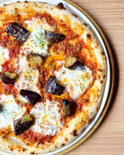 ☆
新ディナーピザ🍕
"ミートラグー"🇮🇹

ラグーとは
簡単に言うと煮込みという意味👨‍🍳

つまり
ミートソースです😃

国産牛のミートラグーをソースにして
揚げ茄子とモッツァレラをトッピング😋

重そうですが
意外とあっさり食べて頂けますよ😌

皆様の御来店お待ちしております🙇

------------------------------
提携駐車場、店舗駐車場はありません
近隣のコインパーキングを
御利用ください🅿️

御予約、オードブル、ランチ会、貸切
各種お問い合わせ
プロフィールリンクより
DM、お電話で遠慮なくどうぞ😊
@dining.coco 
--------‐‐-------------------

#ディナーのオススメ
#ミートラグー

#兵庫県
#加古川
#加古川ランチ　 #加古川ディナー
#加古川女子会 　#加古川飲み会
#加古川ランチ会　#加古川貸切
#加古川駅　#加古川昼飲み
#加古川イタリアン
#加古川ピザ 
#加古川パスタ
#加古川生パスタ
#淡路麺業
#加古川ピッツェリア
#加古川チーズフォンデュ
#加古川デザートプレート
#加古川サプライズ
#加古川隠れ家
#加古川贅沢ランチ 
#CoCo
#ピッツェリアココ