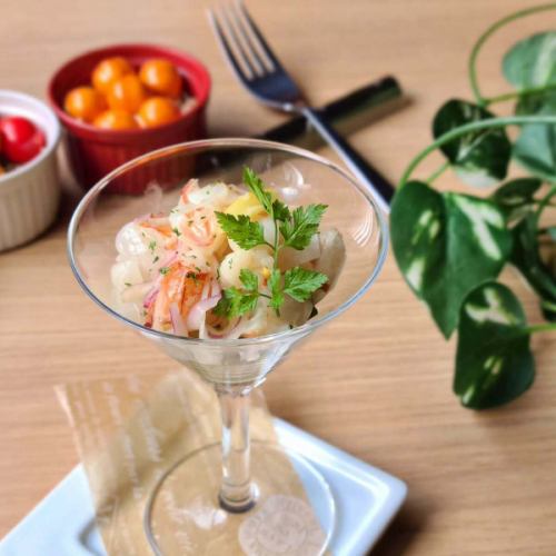 ☆
ディナーのオススメ🌃🍴

"赤海老と2食玉ねぎのレモンマリネ🍋"

生でも食べれる"赤海老"を
サッとボイルして、
アーリーレッドと淡路玉ねぎを合わせます🧅🦞

そして
瀬戸内レモン、粒マスタード、ビネガー
その他色々でマリネして
しっかり冷やして提供します😋

赤海老のプリッとした食感
甘酸っぱく、爽やかなレモンの風味
暑い時期にピッタリな前菜です😌

皆様の御来店お待ちしております🙇

------------------------------
提携駐車場、店舗駐車場はありません
近隣のコインパーキングを
御利用ください🅿️

御予約、オードブル、ランチ会、貸切
各種お問い合わせ
プロフィールリンクより
DM、お電話で遠慮なくどうぞ😊
@dining.coco 
--------‐‐-------------------

#ディナーのオススメ
#レモンマリネ

#兵庫県
#加古川
#加古川ランチ　 #加古川ディナー
#加古川女子会 　#加古川飲み会
#加古川ランチ会　#加古川貸切
#加古川駅　#加古川昼飲み
#加古川イタリアン
#加古川ピザ 
#加古川パスタ
#加古川生パスタ
#淡路麺業
#加古川ピッツェリア
#加古川チーズフォンデュ
#加古川デザートプレート
#加古川サプライズ
#加古川隠れ家
#加古川贅沢ランチ 
#CoCo
#ピッツェリアココ