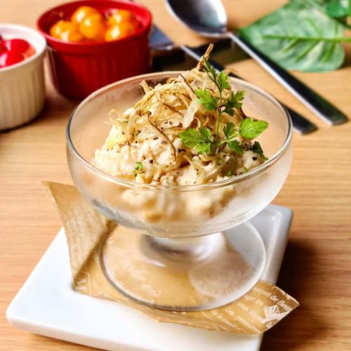 ☆
ディナーのオススメ🌃🍴

"自家製パンチェッタと
　　燻製チーズのポテトサラダ"🧀

自家製パンチェッタをじっくりソテーして
滲み出た旨味たっぷりの脂ごと
ポテトサラダに加えてます😋

燻製チーズもプラスして
スモーキーな香りをプラス🙆

あと、隠し味で
御家庭でも簡単に手に入る
ある一品を刻んで加えてます👌

それは、是非食べてみて当ててください🤣(笑)

皆様の御来店お待ちしております🙇

------------------------------
提携駐車場、店舗駐車場はありません
近隣のコインパーキングを
御利用ください🅿️

御予約、オードブル、ランチ会、貸切
各種お問い合わせ
プロフィールリンクより
DM、お電話で遠慮なくどうぞ😊
@dining.coco 
--------‐‐-------------------

#ディナーのオススメ
#ポテトサラダ

#兵庫県
#加古川
#加古川ランチ　 #加古川ディナー
#加古川女子会 　#加古川飲み会
#加古川ランチ会　#加古川貸切
#加古川駅　#加古川昼飲み
#加古川イタリアン
#加古川ピザ 
#加古川パスタ
#加古川生パスタ
#淡路麺業
#加古川ピッツェリア
#加古川チーズフォンデュ
#加古川デザートプレート
#加古川サプライズ
#加古川隠れ家
#加古川贅沢ランチ 
#CoCo
#ピッツェリアココ