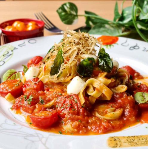 ☆
ディナーのオススメ🌃🍴

"パスタ▪︎マルゲリータ"🇮🇹

マルゲリータと言えばそもそも
トマト(赤)、チーズ(白)、バジル(緑)の
イタリアカラーを使ったピザですが
それをパスタでアレンジ🍅

ミニトマトを使った
ナポリ風のトマトパスタをベースに
モッツァレラをトッピング🧀
食べ進める間にチーズが溶けだし
ソースの深みが増していきます😌

仕上げに飾ってるのは
ゴボウとバジルの素揚げ🌿
彩りと風味のアクセントに👌

そして麺は
淡路麺業(@awajimengyo_official )さんの
季節商品
"バジルタリアテッレ"という
バジル練り込み麺を使用😋

全てがうまく融合して
コク深いトマトパスタになってます😊

ピザとはまた違った
"マルゲリータ"🇮🇹を是非お楽しみください🙇

------------------------------
提携駐車場、店舗駐車場はありません
近隣のコインパーキングを
御利用ください🅿️

御予約、オードブル、ランチ会、貸切
各種お問い合わせ
プロフィールリンクより
DM、お電話で遠慮なくどうぞ😊
@dining.coco 
--------‐‐-------------------

#ディナーのオススメ
#パスタマルゲリータ

#兵庫県
#加古川
#加古川ランチ　 #加古川ディナー
#加古川女子会 　#加古川飲み会
#加古川ランチ会　#加古川貸切
#加古川駅　#加古川昼飲み
#加古川イタリアン
#加古川ピザ 
#加古川パスタ
#加古川生パスタ
#淡路麺業
#加古川ピッツェリア
#加古川チーズフォンデュ
#加古川デザートプレート
#加古川サプライズ
#加古川隠れ家
#加古川贅沢ランチ 
#CoCo
#ピッツェリアココ