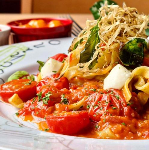 ☆
ディナーのオススメ🌃🍴

"パスタ▪︎マルゲリータ"🇮🇹

マルゲリータと言えばそもそも
トマト(赤)、チーズ(白)、バジル(緑)の
イタリアカラーを使ったピザですが
それをパスタでアレンジ🍅

ミニトマトを使った
ナポリ風のトマトパスタをベースに
モッツァレラをトッピング🧀
食べ進める間にチーズが溶けだし
ソースの深みが増していきます😌

仕上げに飾ってるのは
ゴボウとバジルの素揚げ🌿
彩りと風味のアクセントに👌

そして麺は
淡路麺業(@awajimengyo_official )さんの
季節商品
"バジルタリアテッレ"という
バジル練り込み麺を使用😋

全てがうまく融合して
コク深いトマトパスタになってます😊

ピザとはまた違った
"マルゲリータ"🇮🇹を是非お楽しみください🙇

------------------------------
提携駐車場、店舗駐車場はありません
近隣のコインパーキングを
御利用ください🅿️

御予約、オードブル、ランチ会、貸切
各種お問い合わせ
プロフィールリンクより
DM、お電話で遠慮なくどうぞ😊
@dining.coco 
--------‐‐-------------------

#ディナーのオススメ
#パスタマルゲリータ

#兵庫県
#加古川
#加古川ランチ　 #加古川ディナー
#加古川女子会 　#加古川飲み会
#加古川ランチ会　#加古川貸切
#加古川駅　#加古川昼飲み
#加古川イタリアン
#加古川ピザ 
#加古川パスタ
#加古川生パスタ
#淡路麺業
#加古川ピッツェリア
#加古川チーズフォンデュ
#加古川デザートプレート
#加古川サプライズ
#加古川隠れ家
#加古川贅沢ランチ 
#CoCo
#ピッツェリアココ
