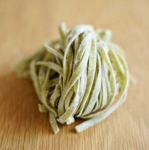 ☆
ディナーのオススメ🌃🍴

"パスタ▪︎マルゲリータ"🇮🇹

マルゲリータと言えばそもそも
トマト(赤)、チーズ(白)、バジル(緑)の
イタリアカラーを使ったピザですが
それをパスタでアレンジ🍅

ミニトマトを使った
ナポリ風のトマトパスタをベースに
モッツァレラをトッピング🧀
食べ進める間にチーズが溶けだし
ソースの深みが増していきます😌

仕上げに飾ってるのは
ゴボウとバジルの素揚げ🌿
彩りと風味のアクセントに👌

そして麺は
淡路麺業(@awajimengyo_official )さんの
季節商品
"バジルタリアテッレ"という
バジル練り込み麺を使用😋

全てがうまく融合して
コク深いトマトパスタになってます😊

ピザとはまた違った
"マルゲリータ"🇮🇹を是非お楽しみください🙇

------------------------------
提携駐車場、店舗駐車場はありません
近隣のコインパーキングを
御利用ください🅿️

御予約、オードブル、ランチ会、貸切
各種お問い合わせ
プロフィールリンクより
DM、お電話で遠慮なくどうぞ😊
@dining.coco 
--------‐‐-------------------

#ディナーのオススメ
#パスタマルゲリータ

#兵庫県
#加古川
#加古川ランチ　 #加古川ディナー
#加古川女子会 　#加古川飲み会
#加古川ランチ会　#加古川貸切
#加古川駅　#加古川昼飲み
#加古川イタリアン
#加古川ピザ 
#加古川パスタ
#加古川生パスタ
#淡路麺業
#加古川ピッツェリア
#加古川チーズフォンデュ
#加古川デザートプレート
#加古川サプライズ
#加古川隠れ家
#加古川贅沢ランチ 
#CoCo
#ピッツェリアココ