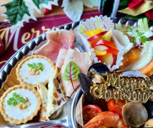 ☆
2025X'masオードブル🎄 
の御案内ℹ️
○プリモピアット
 •ムール貝、アサリ、海老のアクアパッツァ風
🦪🦐
○メイン
 •ポルケッタ(イタリアローストポーク)
 •イタリアポテトのフライ
🐖🥔
○温菜
 •牛タンのコンフィ ~レモンバターソース~
 •太子みそ&マスカルポーネのブルスケッタ
🐂🥖
○冷前菜
 •パルミジャーノ・レッジャーノチーズを使った
   タルトパンナコッタ
 •ドライイチゴとクルミのテリーヌ
 •炙り生ハム
 •モルタデッラ(ピスタチオ入りソーセージ)
🧀🍓🥓
○冷前菜2
 •自家製ピクルス
 •水牛モッツァレラ、小かぶ、柿のカプレーゼ風
🥒🐃
○温前菜
 •ほうれん草ニョッキのフライ
   ~自家製赤ワイン塩で~
 •バジルフリッタータ(イタリアオムレツ)
 •但馬鶏と冬野菜のカポナータ風
🌿🐣🐓
去年より彩り良く
そしてクオリティ高く😌
今年の人気があったアラカルトを
色々詰め込みました👌
2025年CoCoの集大成です🤣(笑)
2人前 5,500円(税込)
3人前 8,000円(税込)
(写真は2人前)
受け取りは24日、25日 11時~17時の間
御予約お待ちしております🙇
------------------------------
御予約、オードブル、
ランチ会、貸切
各種お問い合わせ
プロフィールリンクより
DM、お電話で遠慮なくどうぞ😊
@dining.coco 
--------‐‐-------------------
#クリスマスオードブル
#2025の集大成
#兵庫県
#加古川
#加古川ランチ  #加古川ディナー
#加古川女子会  #加古川飲み会
#加古川ランチ会 #加古川貸切
#加古川駅 #加古川昼飲み
#加古川イタリアン
#加古川ピザ 
#加古川パスタ
#加古川生パスタ
#淡路麺業
#加古川ピッツェリア
#加古川チーズフォンデュ
#加古川デザートプレート
#加古川サプライズ
#加古川隠れ家
#CoCo
#ピッツェリアココ