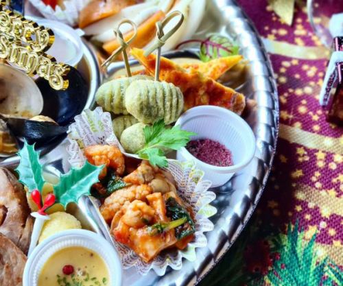 ☆
2025X'masオードブル🎄 
の御案内ℹ️
○プリモピアット
 •ムール貝、アサリ、海老のアクアパッツァ風
🦪🦐
○メイン
 •ポルケッタ(イタリアローストポーク)
 •イタリアポテトのフライ
🐖🥔
○温菜
 •牛タンのコンフィ ~レモンバターソース~
 •太子みそ&マスカルポーネのブルスケッタ
🐂🥖
○冷前菜
 •パルミジャーノ・レッジャーノチーズを使った
   タルトパンナコッタ
 •ドライイチゴとクルミのテリーヌ
 •炙り生ハム
 •モルタデッラ(ピスタチオ入りソーセージ)
🧀🍓🥓
○冷前菜2
 •自家製ピクルス
 •水牛モッツァレラ、小かぶ、柿のカプレーゼ風
🥒🐃
○温前菜
 •ほうれん草ニョッキのフライ
   ~自家製赤ワイン塩で~
 •バジルフリッタータ(イタリアオムレツ)
 •但馬鶏と冬野菜のカポナータ風
🌿🐣🐓
去年より彩り良く
そしてクオリティ高く😌
今年の人気があったアラカルトを
色々詰め込みました👌
2025年CoCoの集大成です🤣(笑)
2人前 5,500円(税込)
3人前 8,000円(税込)
(写真は2人前)
受け取りは24日、25日 11時~17時の間
御予約お待ちしております🙇
------------------------------
御予約、オードブル、
ランチ会、貸切
各種お問い合わせ
プロフィールリンクより
DM、お電話で遠慮なくどうぞ😊
@dining.coco 
--------‐‐-------------------
#クリスマスオードブル
#2025の集大成
#兵庫県
#加古川
#加古川ランチ  #加古川ディナー
#加古川女子会  #加古川飲み会
#加古川ランチ会 #加古川貸切
#加古川駅 #加古川昼飲み
#加古川イタリアン
#加古川ピザ 
#加古川パスタ
#加古川生パスタ
#淡路麺業
#加古川ピッツェリア
#加古川チーズフォンデュ
#加古川デザートプレート
#加古川サプライズ
#加古川隠れ家
#CoCo
#ピッツェリアココ