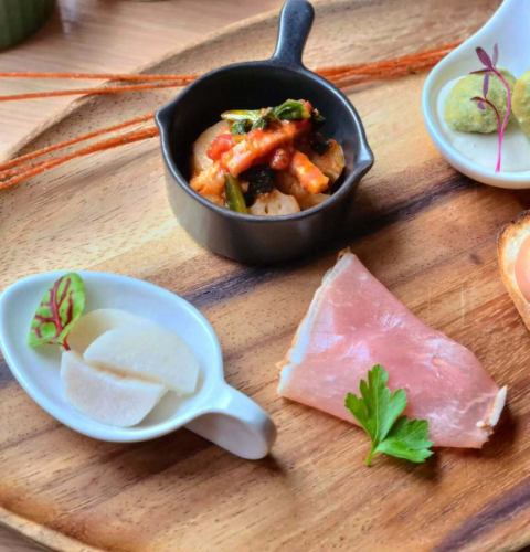 ☆
一口大小的開胃小菜拼盤
它已經改變了😃
○零食意麵
○醃山藥
烤義大利燻火腿
冬季蔬菜和培根卡波納塔
炸菠菜麵疙瘩
~花椰菜醬~
○蘋果戈貢佐拉起司布魯斯凱塔🍎
北海道秋季鮭魚油炸餅
芥末籽塔塔醬
每日限量供應😋
我們的招牌菜之一
請試試看😌
------------------------------
沒有附屬停車場或商店停車場。
附近有投幣停車場
請使用它🅿️
預訂、開胃菜、午餐聚會、私人聚會
各類諮詢
透過個人資料連結
請隨時私訊我們或打電話😊
@dining.coco
------‐---------------------
#一口大小的開胃小菜拼盤
#隱藏特色菜單
#兵庫縣
#加古川
#加古川午餐 #加古川晚餐
#加古川女生聚會 #加古川飲酒會
#加古川午餐會 #加古川私人聚會
#加古川站 #加古川白天飲酒
#加古川義大利菜
#加古川披薩
#加古川義大利麵
#加古川新鮮義大利麵
#淡路條產業
#加古川披薩店
#加古川起司火鍋
#加古川甜點盤
#加古川驚喜
#加古川隱居處
#CoCo
#Pizzeria Coco