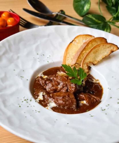 ☆
ディナーのオススメ🌃🍴
"和牛すね肉のビーフシチュー"🐃
コラーゲンとゼラチン質が豊富なすね肉を
柔らかくなるまで
約8時間じっくり煮込みました😋
肉の旨味がソースに溶け込んで
ホロッとトロッと食感です👌
間違いなく
バケットの追加が欲しくなる🙆(笑)
皆様の御来店お待ちしております🙇
------------------------------
御予約、オードブル、
ランチ会、貸切
各種お問い合わせ
プロフィールリンクより
DM、お電話で遠慮なくどうぞ😊
@dining.coco
--------‐‐-------------------
#加古川ランチ
#加古川ディナー
#加古川イタリアン
#加古川ピザ
#加古川パスタ