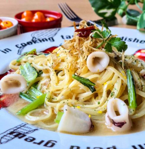 ☆
気まぐれパスタ🍝
変わりました😃
"小松菜とヤリイカ"🦑🌿
シャキッとした小松菜と
旨味たっぷりヤリイカ😋
今回のオススメソースは
"柚子ペペロンチーノ🌶️"です😌
仕上げに削った柚子の皮が
すごくいい香り😆
沢山、柚子を頂いたので
たっぷり使いますよ😏(笑)
辛味と風味の融合
是非お楽しみください🙇
------------------------------
御予約、オードブル、
ランチ会、貸切
各種お問い合わせ
プロフィールリンクより
DM、お電話で遠慮なくどうぞ😊
@dining.coco
--------‐‐-------------------
#気まぐれパスタ
#柚子ペペロンチーノ
#兵庫県
#加古川
#加古川ランチ #加古川ディナー
#加古川女子会 #加古川飲み会
#加古川ランチ会 #加古川貸切
#加古川駅 #加古川昼飲み
#加古川イタリアン
#加古川ピザ
#加古川パスタ
#加古川生パスタ
#淡路麺業
#加古川ピッツェリア
#加古川チーズフォンデュ
#加古川デザートプレート
#加古川サプライズ
#加古川隠れ家
#CoCo
#ピッツェリアココ