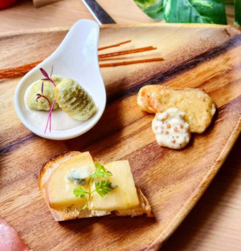 ☆
ひとくちオードブルプレート
変わりました😃
○スナックパスタ
○長芋のピクルス
○炙り生ハム
○冬野菜とベーコンのカポナータ風
○ほうれん草ニョッキのフライ
~カリフラワーソース~
○リンゴとゴルゴンゾーラのブルスケッタ🍎
○北海道産"秋鮭"のスパークリングフリット
~粒マスタードタルタル~
1日数量限定です😋
当店の名物メニューの1つ、
是非ご賞味くださいませ😌
------------------------------
提携駐車場、店舗駐車場はありません
近隣のコインパーキングを
御利用ください🅿️
御予約、オードブル、ランチ会、貸切
各種お問い合わせ
プロフィールリンクより
DM、お電話で遠慮なくどうぞ😊
@dining.coco
--------‐‐-------------------
#ひとくちオードブルプレート
#隠れ名物メニュー
#兵庫県
#加古川
#加古川ランチ #加古川ディナー
#加古川女子会 #加古川飲み会
#加古川ランチ会 #加古川貸切
#加古川駅 #加古川昼飲み
#加古川イタリアン
#加古川ピザ
#加古川パスタ
#加古川生パスタ
#淡路麺業
#加古川ピッツェリア
#加古川チーズフォンデュ
#加古川デザートプレート
#加古川サプライズ
#加古川隠れ家
#CoCo
#ピッツェリアココ