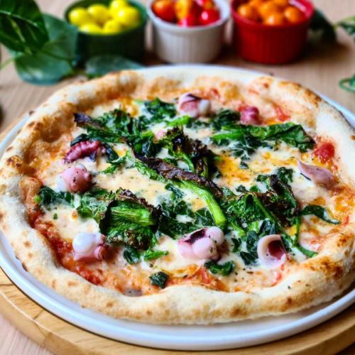 ☆
気まぐれピザ🍕
変わりました😃

毎年の定番
"菜の花とタコ"
🌿🐙

プリプリタコと
ほろ苦い菜の花の組み合わせ😌

菜の花とチーズの相性がすごく良いです👌
そして
とにかく焼き上がりの菜の花の香りが
たまらない😍(笑)

今の季節しか食べれない一品
是非ご賞味くださいませ🙇

------------------------------
提携駐車場、店舗駐車場はありません
近隣のコインパーキングを
御利用ください🅿️

御予約、オードブル、ランチ会、貸切
各種お問い合わせ
プロフィールリンクより
DM、お電話で遠慮なくどうぞ😊
@dining.coco 
--------‐‐-------------------

#加古川ランチ　 
#加古川ディナー
#加古川イタリアン
#加古川ピザ 
#加古川パスタ