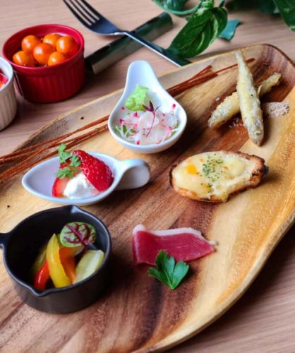 ☆
ひとくちオードブルプレート
変わりました😃

○スナックパスタ
○色々ピクルス
○合鴨の生ハム
○マスカルポーネの苺サンド🍓
○チーズブルスケッタ🧀
○三陸産ヒラメとモモノスケかぶのマリネ
○ワカサギのフリット ~白ワイン塩で~

１日数量限定です😋
当店の名物メニューの１つ、
是非ご賞味くださいませ😌

------------------------------
提携駐車場、店舗駐車場はありません
近隣のコインパーキングを
御利用ください🅿️

御予約、オードブル、ランチ会、貸切
各種お問い合わせ
プロフィールリンクより
DM、お電話で遠慮なくどうぞ😊
@dining.coco 
--------‐‐-------------------

#加古川ランチ　 
#加古川ディナー
#加古川イタリアン
#加古川ピザ 
#加古川パスタ