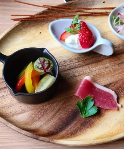 ☆
ひとくちオードブルプレート
変わりました😃

○スナックパスタ
○色々ピクルス
○合鴨の生ハム
○マスカルポーネの苺サンド🍓
○チーズブルスケッタ🧀
○三陸産ヒラメとモモノスケかぶのマリネ
○ワカサギのフリット ~白ワイン塩で~

１日数量限定です😋
当店の名物メニューの１つ、
是非ご賞味くださいませ😌

------------------------------
提携駐車場、店舗駐車場はありません
近隣のコインパーキングを
御利用ください🅿️

御予約、オードブル、ランチ会、貸切
各種お問い合わせ
プロフィールリンクより
DM、お電話で遠慮なくどうぞ😊
@dining.coco 
--------‐‐-------------------

#加古川ランチ　 
#加古川ディナー
#加古川イタリアン
#加古川ピザ 
#加古川パスタ