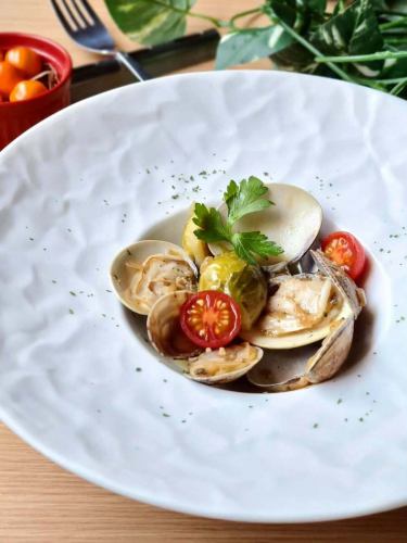 ☆
저녁 식사 추천 🌃🍴

"하마그리와 조개
야채 화이트 와인 찜 "
🐚

먹을 수있는 충분한 참치와 조개
화이트 와인으로 찐 😋

마지막으로
새싹 양배추와 쁘띠 토마토를 넣고
기름과 유화시켜
아쿠아 파자 풍으로 완성하고 있습니다 😌

조개 숙신산과
토마토의 글루탐산으로
맛의 시너지 효과😆

꼭 맛보세요 😊

여러분의 내점 기다리고 있습니다 🙇

------------------------------
예약, 오드불,
점심회, 전세
각종 문의
프로필 링크에서
DM, 전화로 삼가해주세요 😊
@dining.coco
---------------------------------

#카고가와
#카코가와저녁
#카고가와이탈리아
#카고가와피자
#카고가와파스타