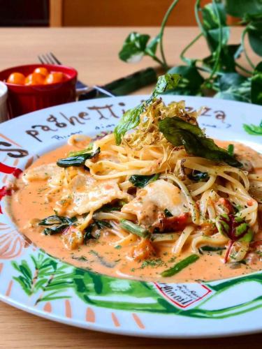 ☆
気まぐれパスタ🍝
変わりました😃
"佐賀県産『魂のほうれん草』と
パンチェッタ"
🌿🐖
えぐみ無し、苦味無し
旨味と甘味際立つ
生食可能な
佐賀県"とんぼ農園"@tonbonouen さんの
『魂のほうれん草』と
余計な水分を抜いて旨味が凝縮した
パンチェッタの組み合わせ😋
ディナーでは
サラダにも使っている魂のほうれん草
『うちの子ほうれん草苦手なんだけど
CoCoに来たら食べれるんです😃』
なんて声を頂く事がありますが
すごいのは当店ではなく
とんぼ農園さんがすごいんです🌿(笑)
今回のオススメソースは
"トマトクリームソース"🍅
濃厚なソースに
パンチェッタのハーブの香りが相性抜群😌
皆様の御来店お待ちしております🙇
------------------------------
提携駐車場、店舗駐車場はありません
近隣のコインパーキングを
御利用ください🅿️
御予約、オードブル、ランチ会、貸切
各種お問い合わせ
プロフィールリンクより
DM、お電話で遠慮なくどうぞ😊
@dining.coco
--------‐‐-------------------
#加古川ランチ
#加古川ディナー
#加古川イタリアン
#加古川ピザ
#加古川パスタ