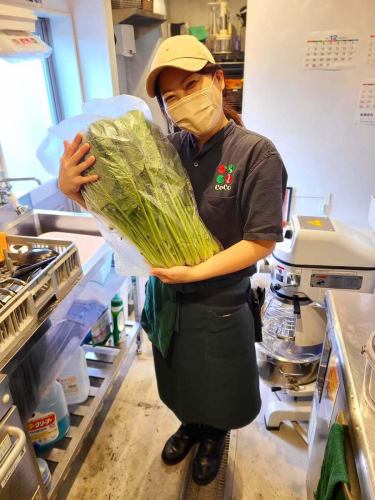 ☆
気まぐれパスタ🍝
変わりました😃
"佐賀県産『魂のほうれん草』と
パンチェッタ"
🌿🐖
えぐみ無し、苦味無し
旨味と甘味際立つ
生食可能な
佐賀県"とんぼ農園"@tonbonouen さんの
『魂のほうれん草』と
余計な水分を抜いて旨味が凝縮した
パンチェッタの組み合わせ😋
ディナーでは
サラダにも使っている魂のほうれん草
『うちの子ほうれん草苦手なんだけど
CoCoに来たら食べれるんです😃』
なんて声を頂く事がありますが
すごいのは当店ではなく
とんぼ農園さんがすごいんです🌿(笑)
今回のオススメソースは
"トマトクリームソース"🍅
濃厚なソースに
パンチェッタのハーブの香りが相性抜群😌
皆様の御来店お待ちしております🙇
------------------------------
提携駐車場、店舗駐車場はありません
近隣のコインパーキングを
御利用ください🅿️
御予約、オードブル、ランチ会、貸切
各種お問い合わせ
プロフィールリンクより
DM、お電話で遠慮なくどうぞ😊
@dining.coco
--------‐‐-------------------
#加古川ランチ
#加古川ディナー
#加古川イタリアン
#加古川ピザ
#加古川パスタ