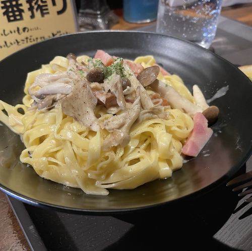 4種のキノコとベーコンのポルチーニクリームパスタ