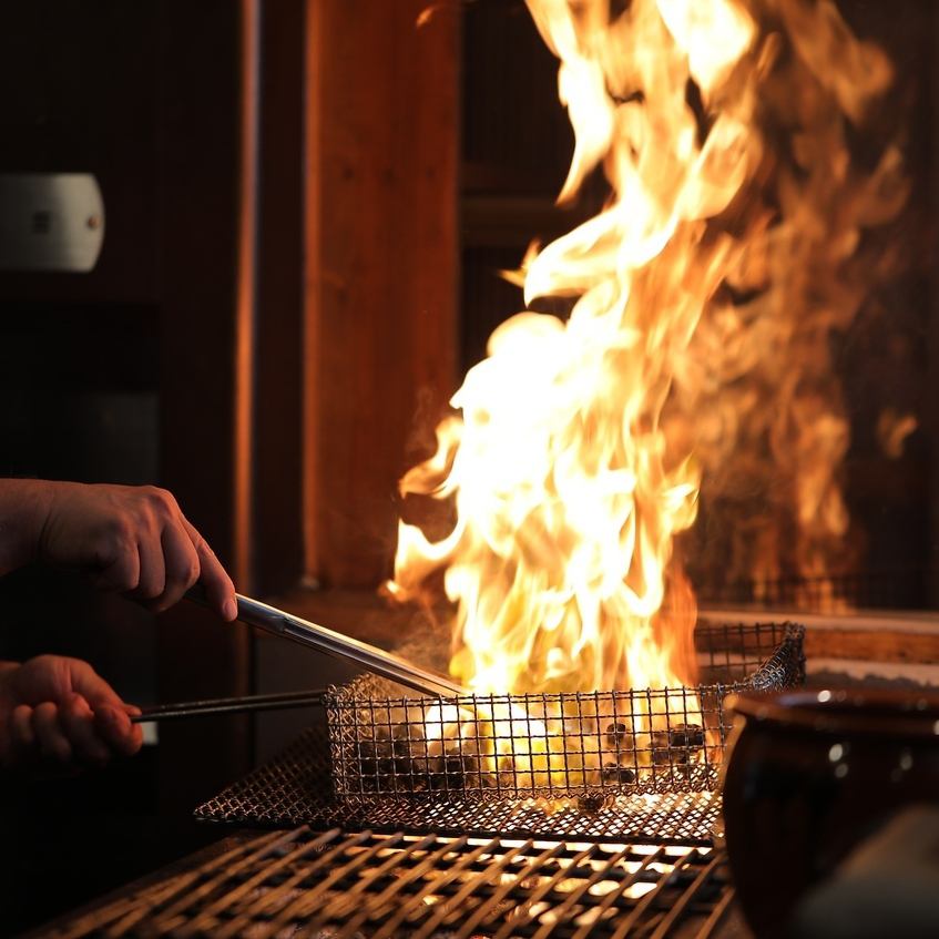 豊後備長炭特有の高温と香りで、焼き上げた炭火焼きは至高の逸品