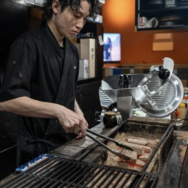 店内の真ん中には大きな炭焼きが！ドライエイジングした和牛を丁寧に焼いてご提供いたします！炭焼きのパフォーマンスはカウンター席特権です！
