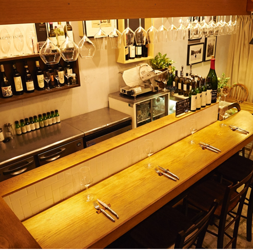 【1階】築80年の古民家を改装した一階は、バルのような賑やかさと開放感が魅力。全4席のカウンターと5名テーブル席に一人飲みや仕事帰りの少人数飲みにも最適です。初めて訪れる方でも自然と馴染める心地よさがあり、気軽にワインや小皿料理を楽しみたい時にぴったりです。
