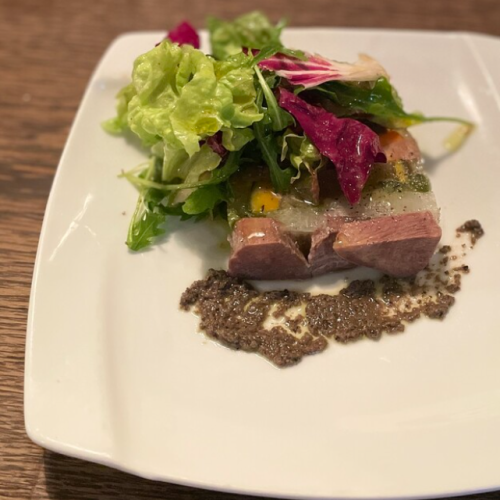 牛タンと旬野菜のテリーヌ ～タプナードソース～