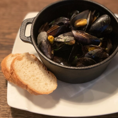 仏 モンサンミッシェル産 ムール貝の白ワイン蒸し ～バケット(2枚)添え～