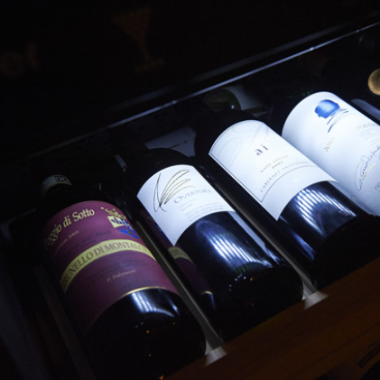 常時100種類を揃える世界各国の厳選ワイン