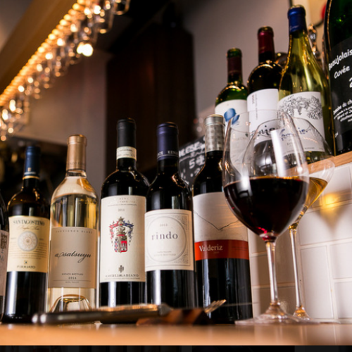 日替わりで楽しむ常時100種の厳選ワインとソムリエの提案