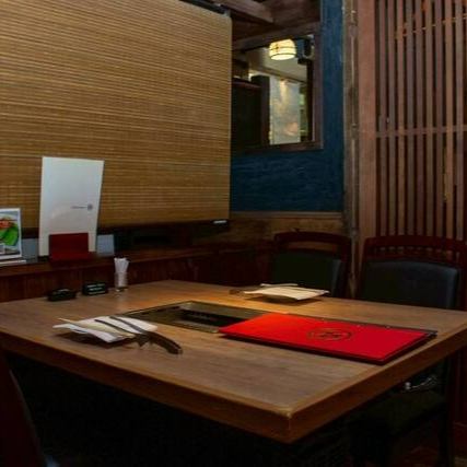 温もりのあるお洒落な和の空間で、最高のひとときを。店内にはゆったり座れるテーブル席をご用意し、周りを気にせずお食事に集中できる居心地の良い環境を整えています。プロの目利きで選び抜いたこだわりのお肉を、落ち着いた上質な空間で心ゆくまでご堪能ください。